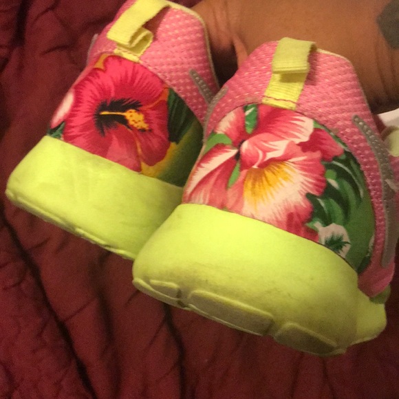 Custom floral Roshe Runs - Picture 2 of 2
